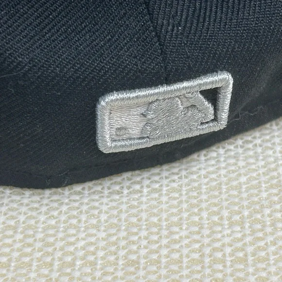 New Era Black Cap with Silver MLB Logo Patch Yankees - Picture 3 of 10